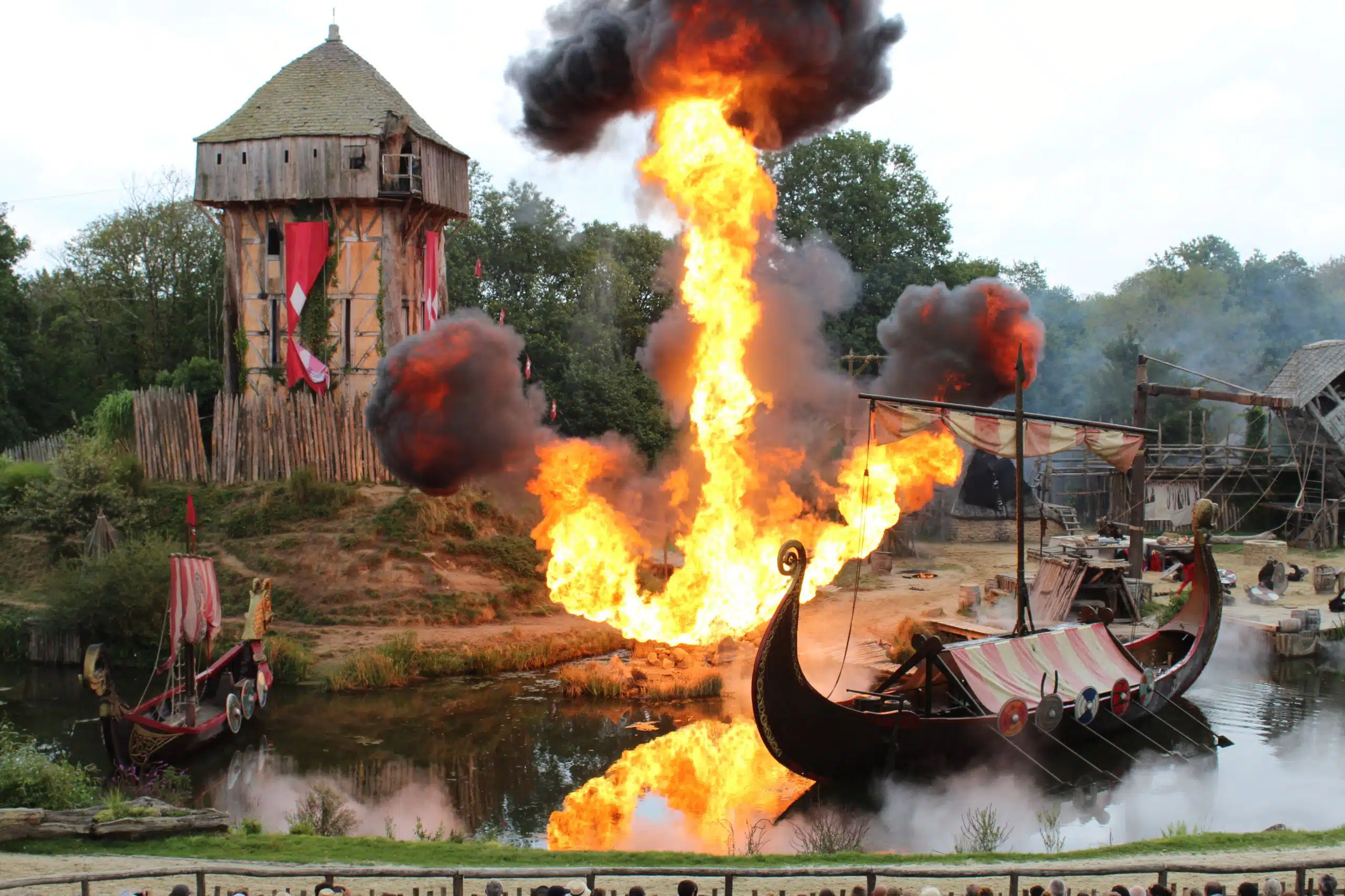 Village en feu attaqué par les Viking spectacle du puy du fou Puy du fou experience pyrotechnique
