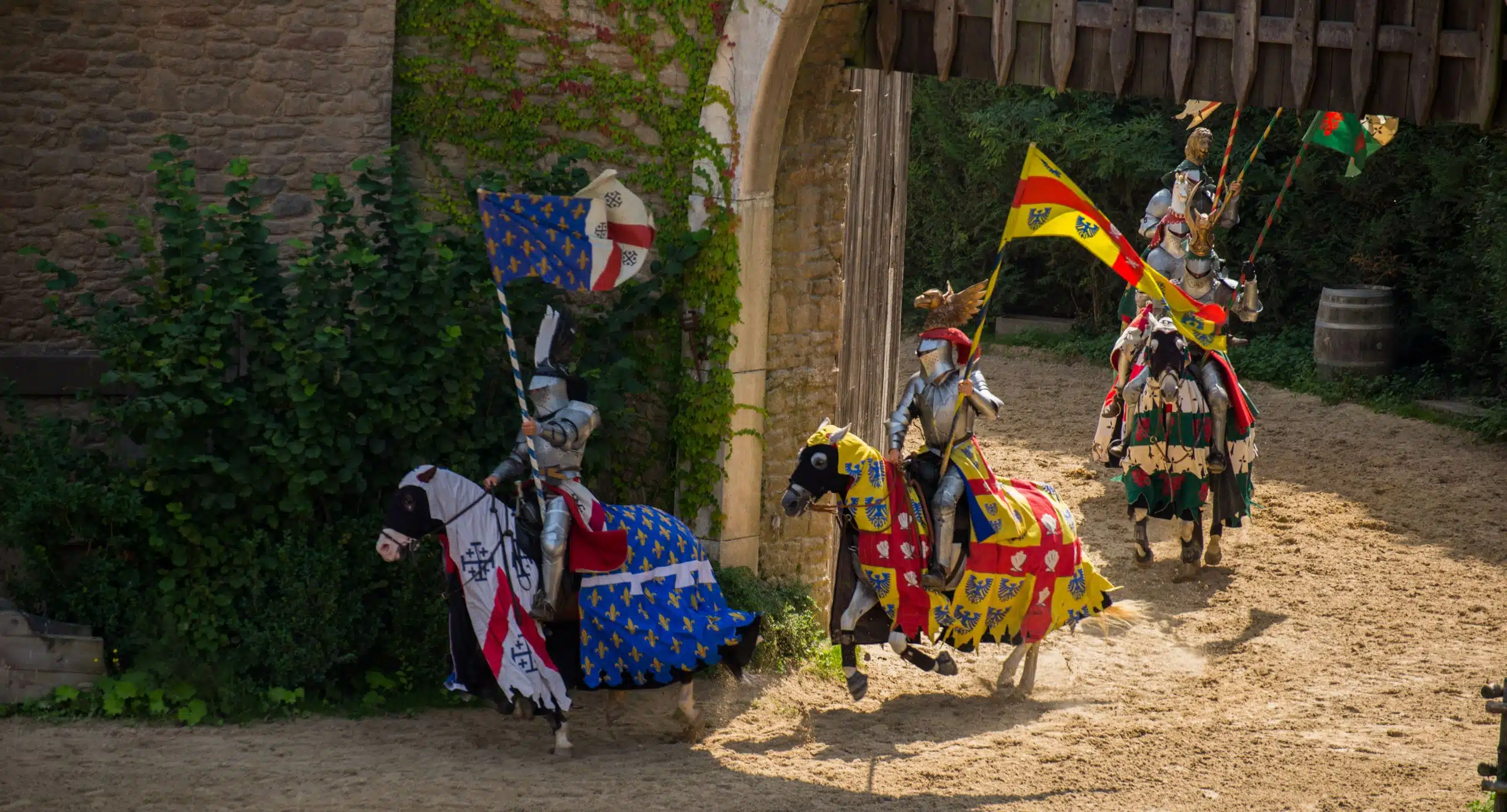 Cavaliers Puy du Fou Vendée France Puy du fou spectacles médiévaux cavaliers en armure