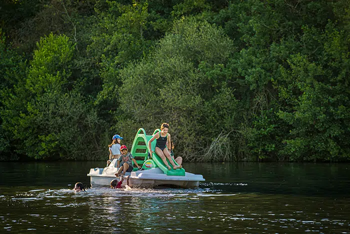 Des enfants sur un pédalo sur l'étang de Coulvée.