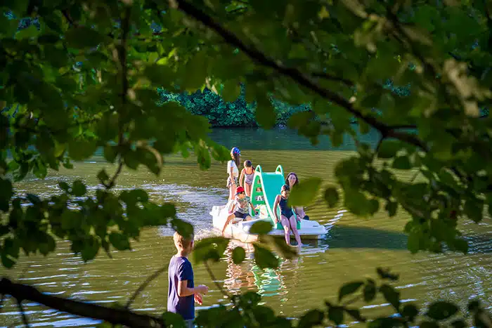 Des personnes sont sur un pedalo sur l'étang de Coulvée dans le Maine-et-Loire.