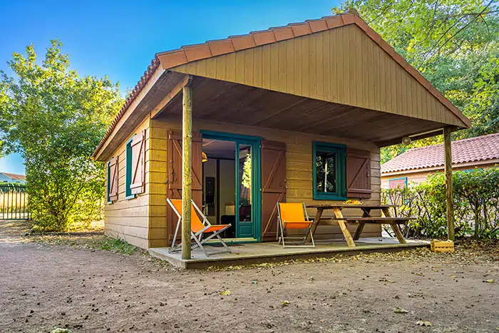 Un chalet au camping de Coulvée en Anjou. Camping nature.