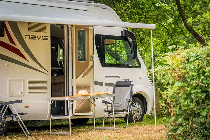 Un camping car sur un emplacement dans le Maine-et-Loire, au camping de Coulvée.
