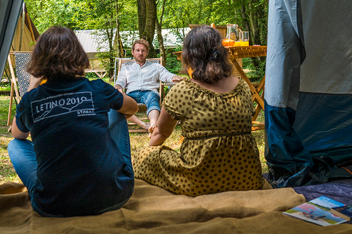 Des personnes sont pausé au camping de coulvée.
