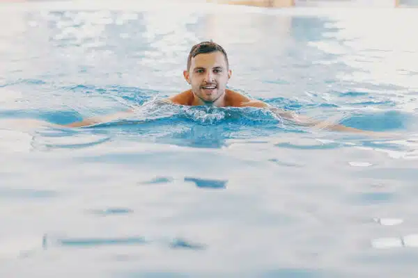 Camping Coulvée | Activités à proximité Une homme nage dans la piscine de L'Hyrôme à proximité du camping de Coulvée.
